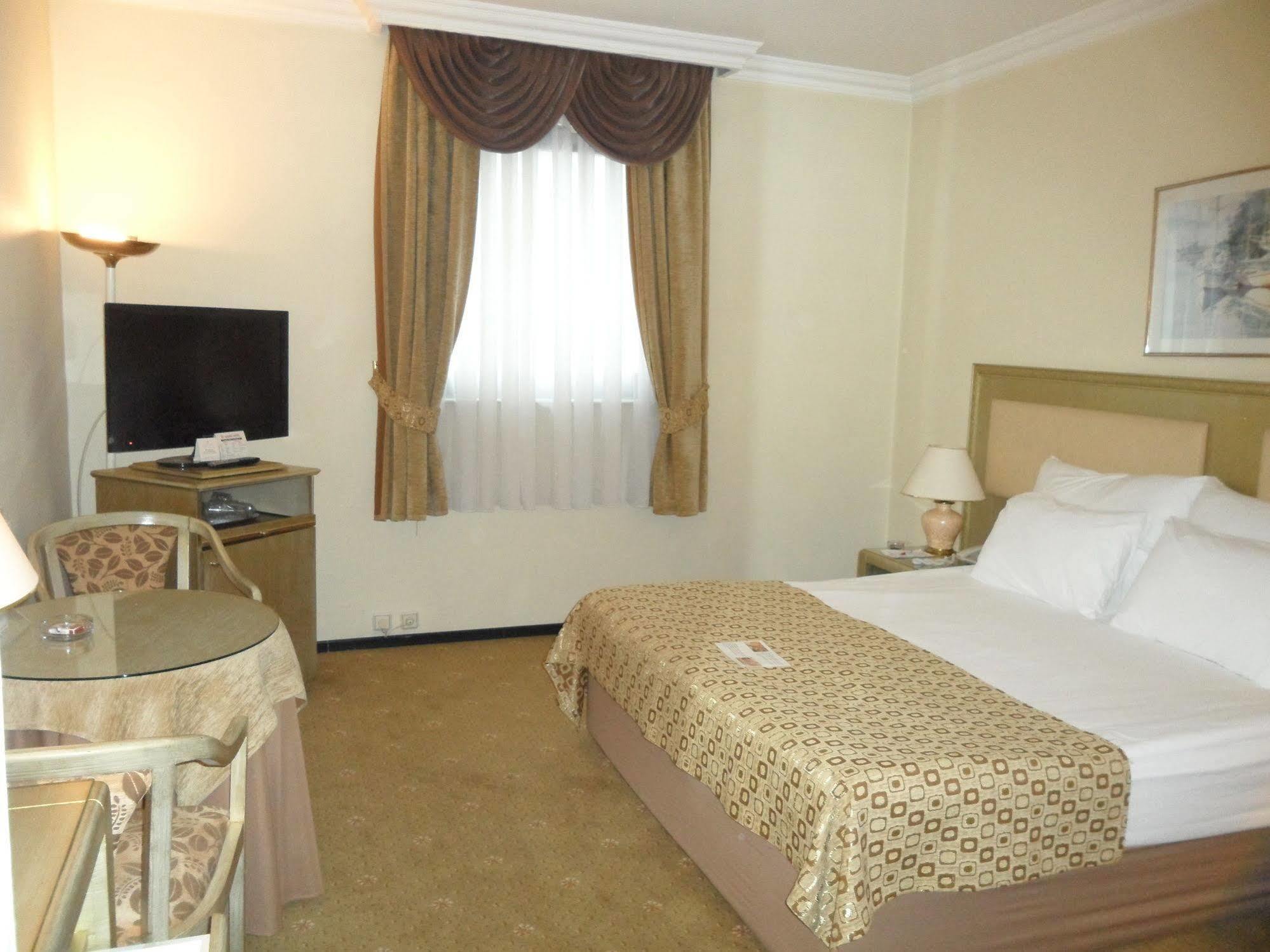 Guenes Hotel Merter Istanbul Bagian luar foto